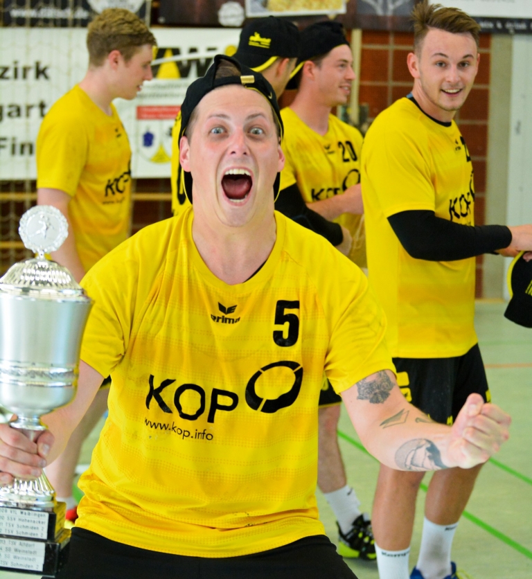 Kapitän Sascha Wilhelm freut sich zum dritten Mal seit 2014 über den Pokalsieg. Bild: Barth