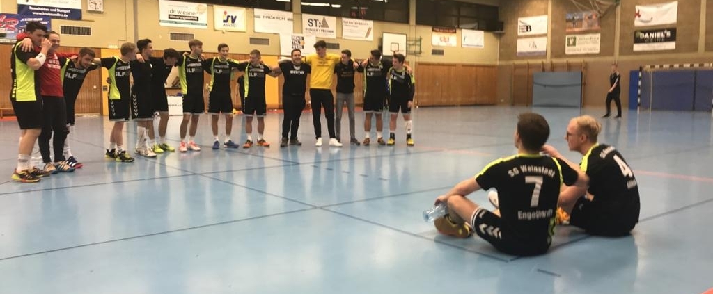 Nach dem Spiel verabschiedeten die A-Jugendlichen ihre Mitspieler Thomas und Nici.