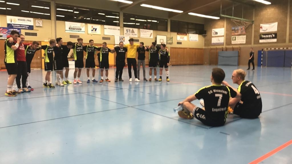 Nach dem Spiel verabschiedeten die A-Jugendlichen ihre Mitspieler Thomas und Nici.