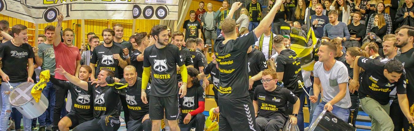 Ausgelassen feierte die Mannschaft mit den besten Fans der Liga den Aufstieg in Ditzingen. Foto: GSSportfoto