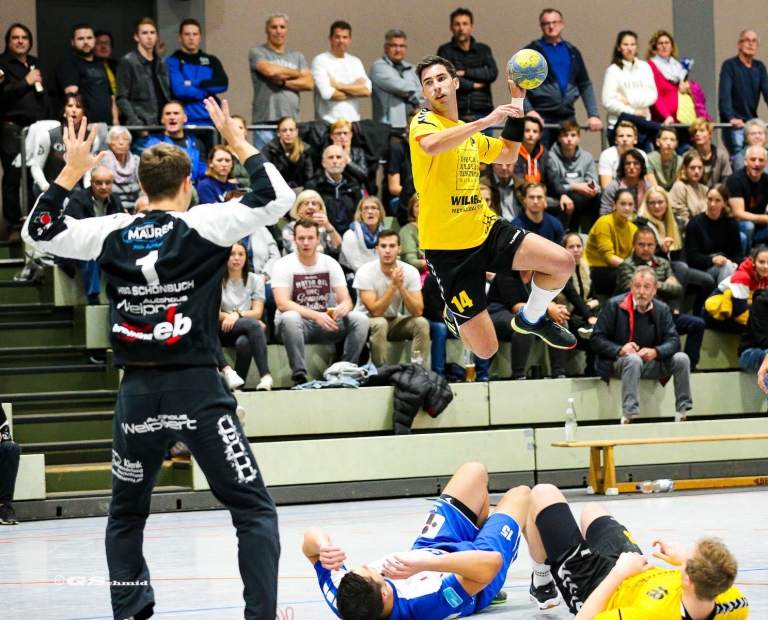 Steuerte sieben Treffer bei: Christian Tutsch, der hier Mit- und Gegenspieler überfliegt.