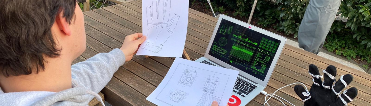 Erfinder Luca Widmann bei der Arbeit am Raccoon 3000.