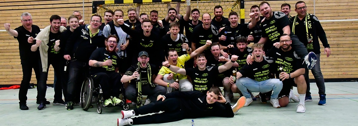 Überglücklich: Fans, Spieler und Betreuer nach dem Abpfiff. Foto: HWT
