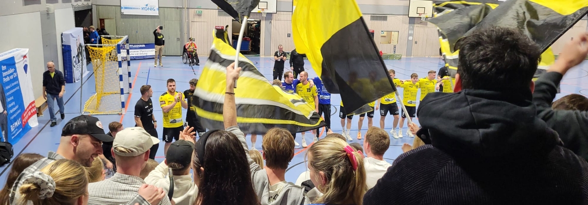 Das siegreiche Team bedankt sich bei den Fans.