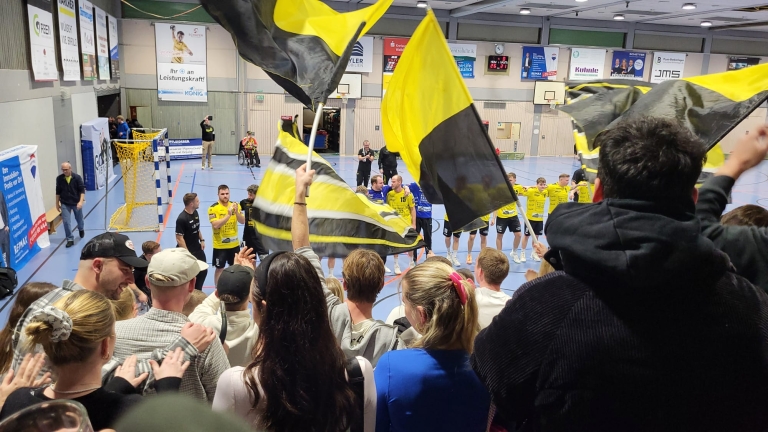 Das siegreiche Team bedankt sich bei den Fans.