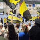 Das siegreiche Team bedankt sich bei den Fans.